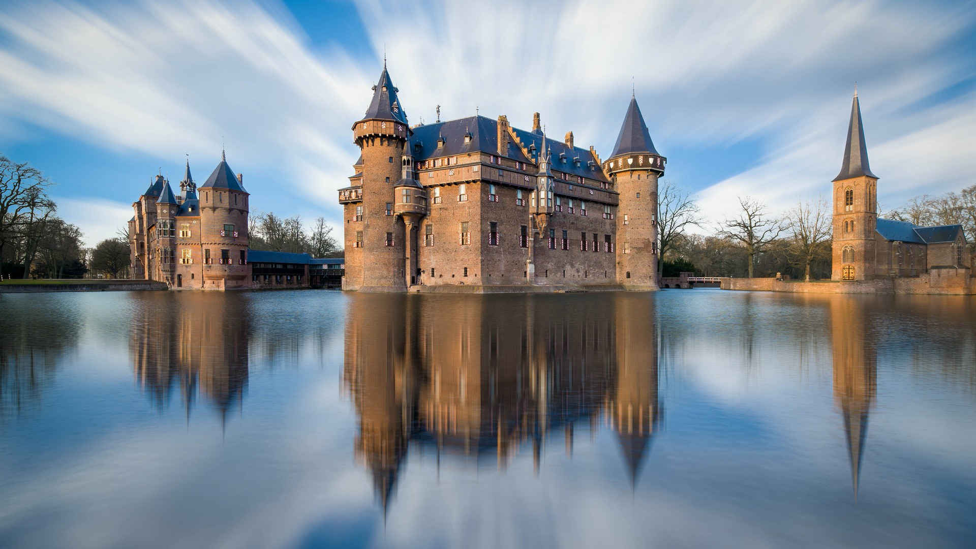 神奇的水上欧式城堡高清电脑壁纸-