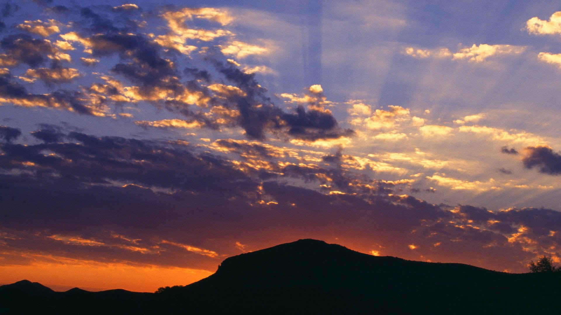 落日照向云彩的唯美风景电脑壁纸-