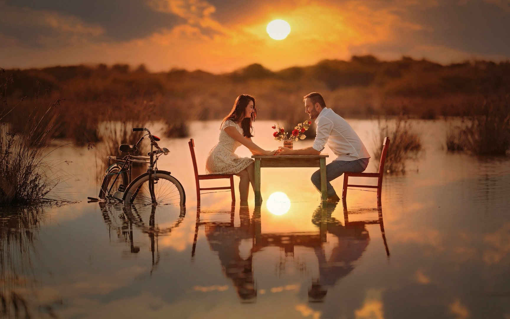 夕阳下，在湖面的餐桌上表白的情侣，画面好浪漫唯美
