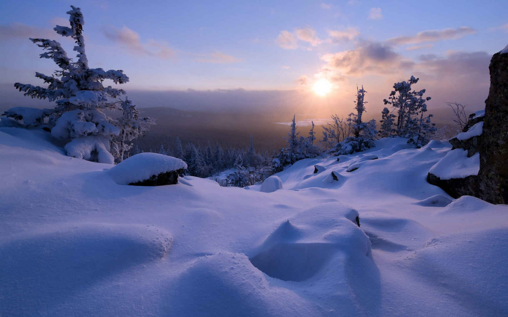 唯美的落日山中雪景高清电脑壁纸-