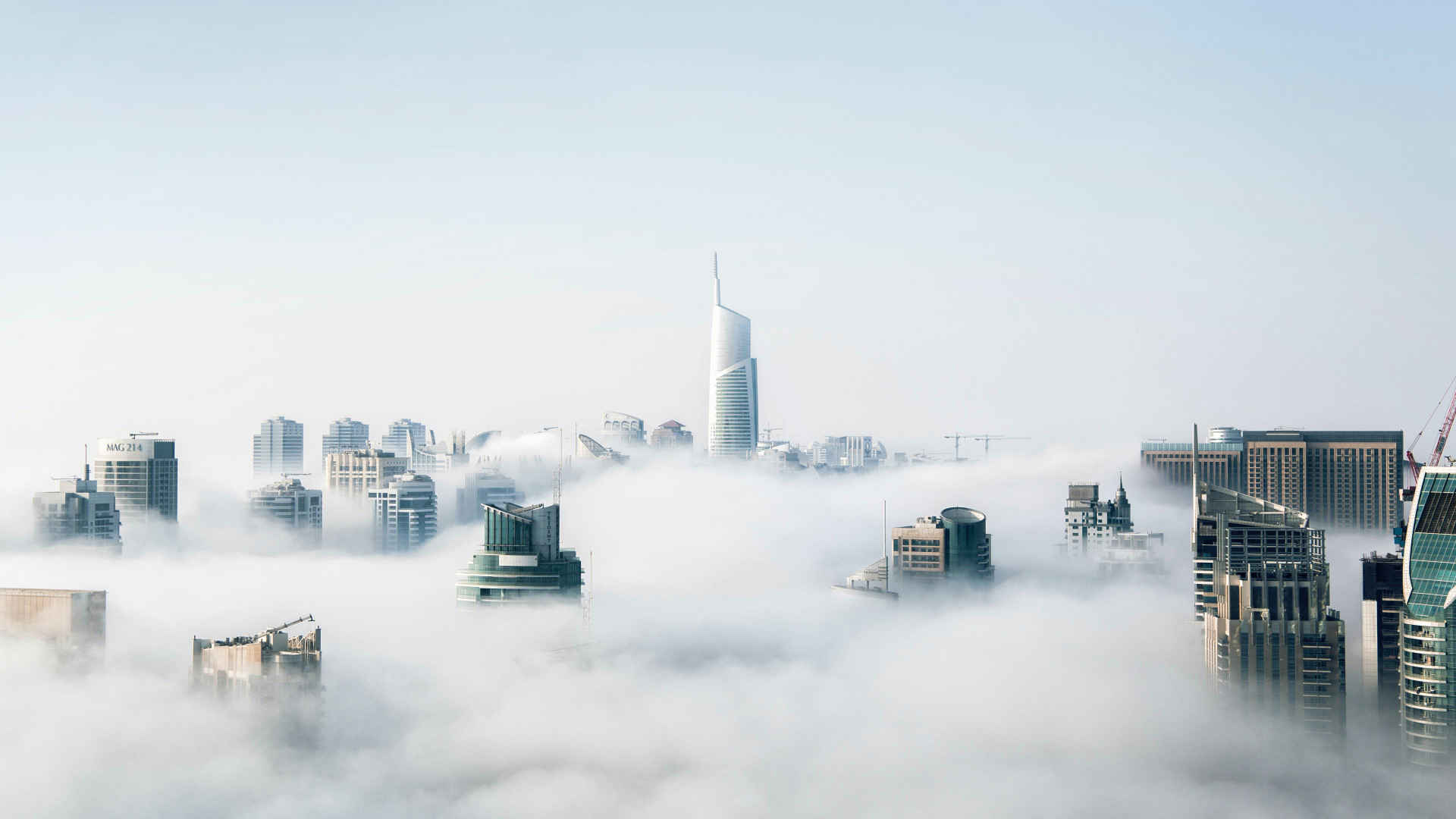 云中城市，云雾笼罩的城市高楼高清电脑壁纸-