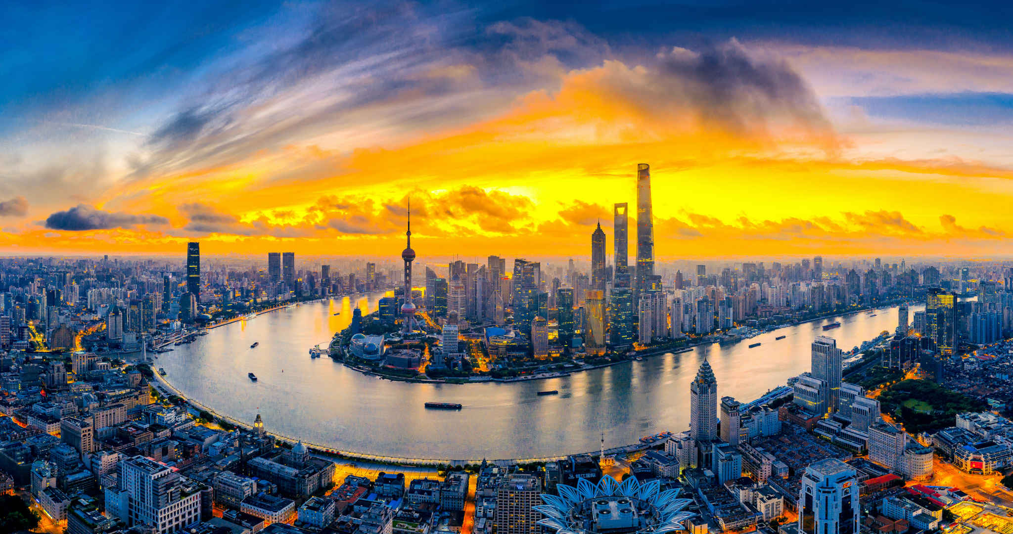 繁华城市上海的U型运河大气磅礴的城市风景桌面壁纸-