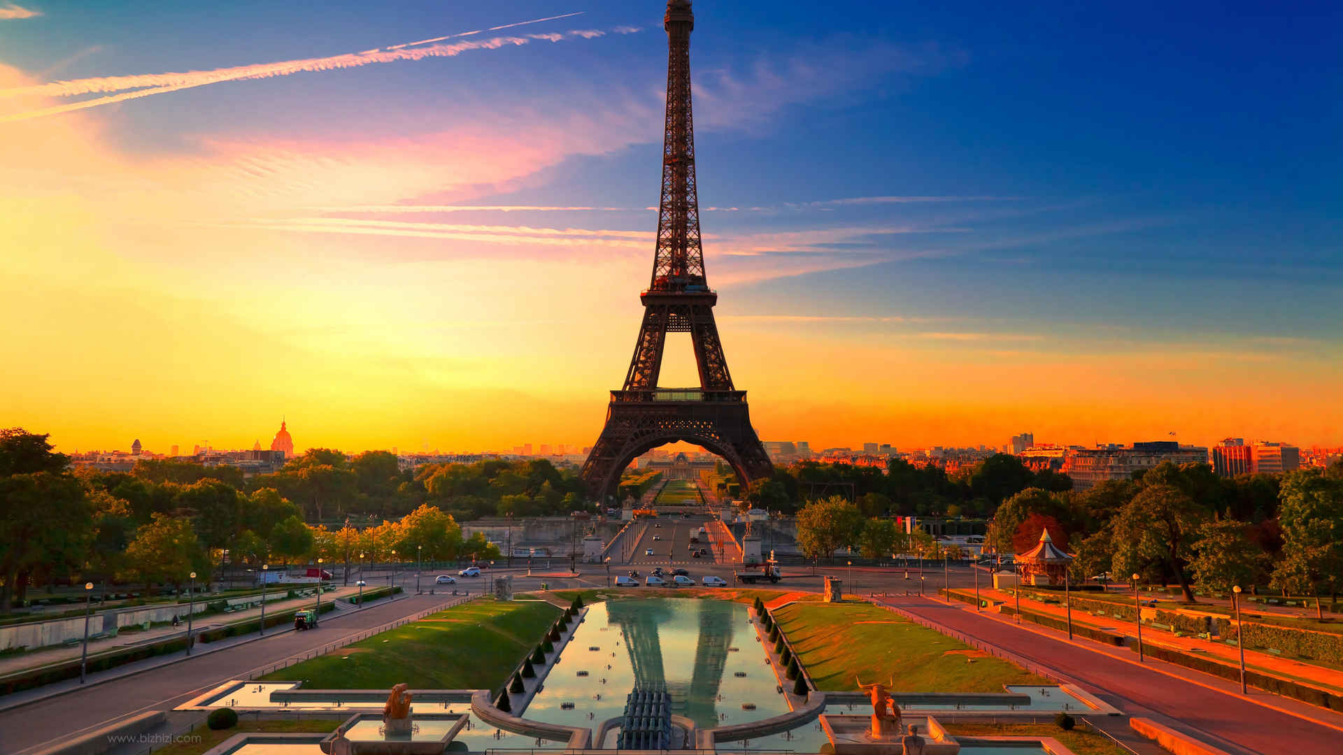 法国埃菲尔铁塔和战神广场8K壁纸-