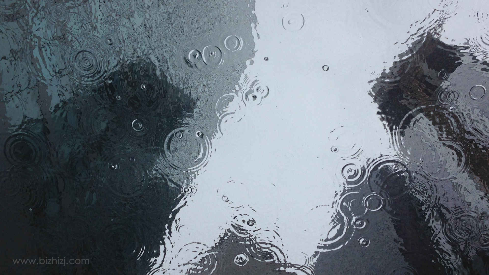 下雨时的雨滴图片