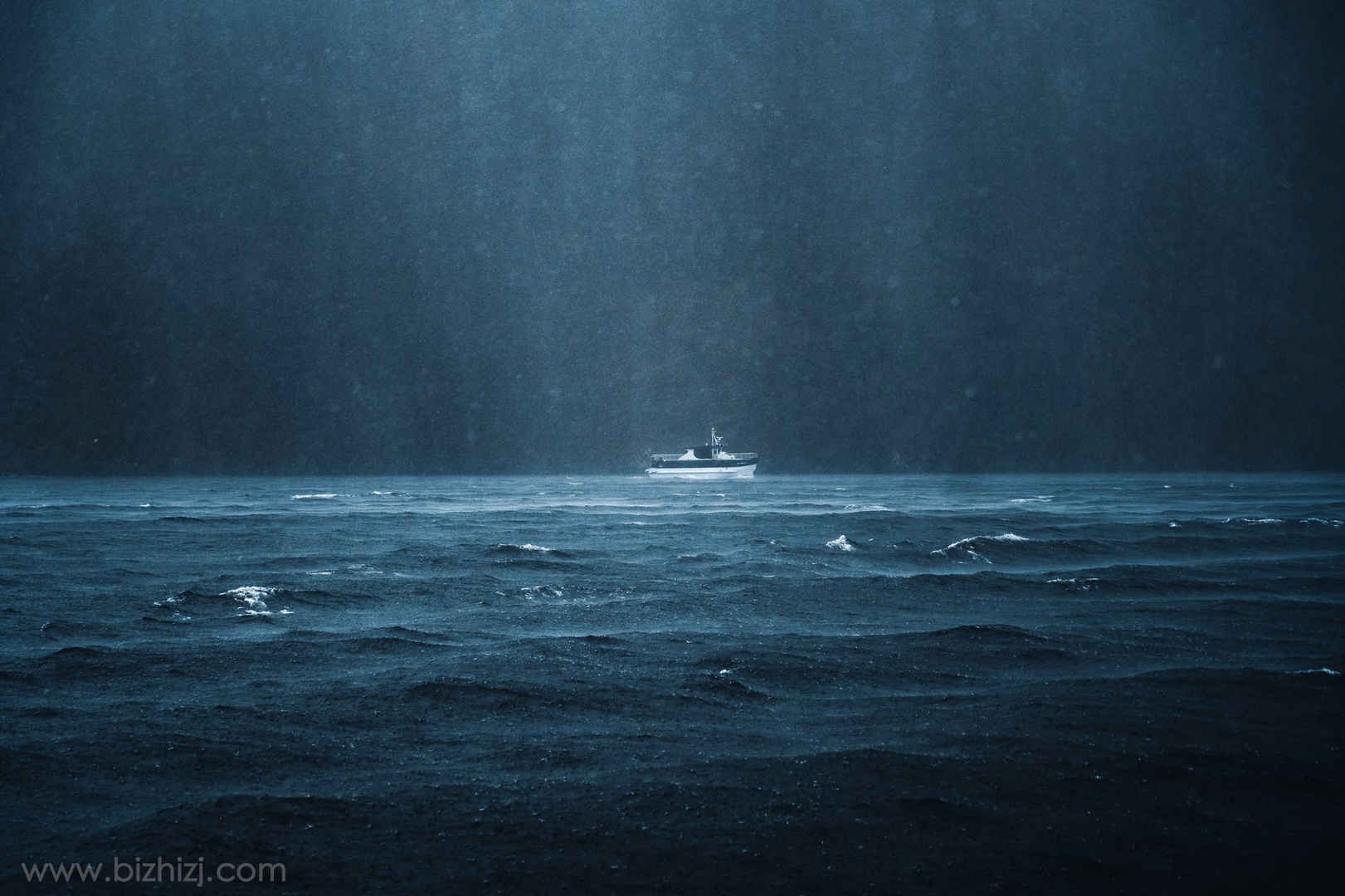 一只船漂泊在大海上暗色壁纸-