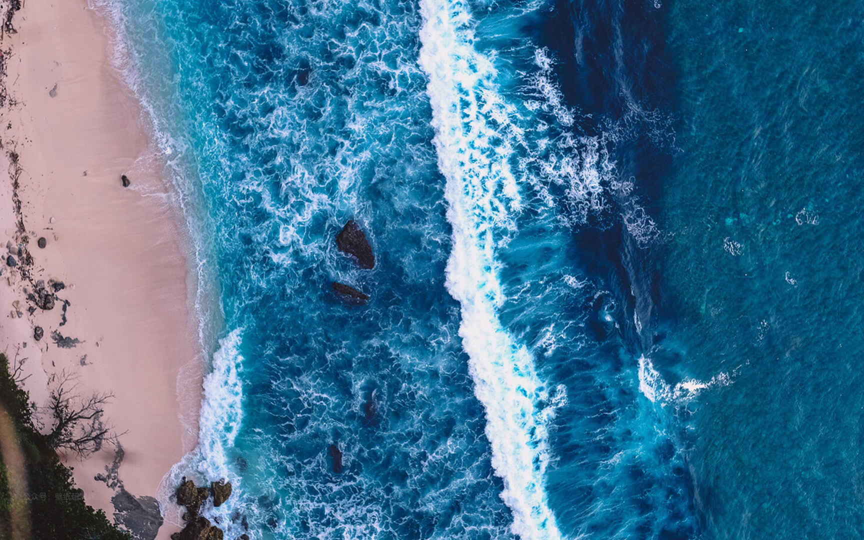 海边蔚蓝色的海浪风景电脑壁纸