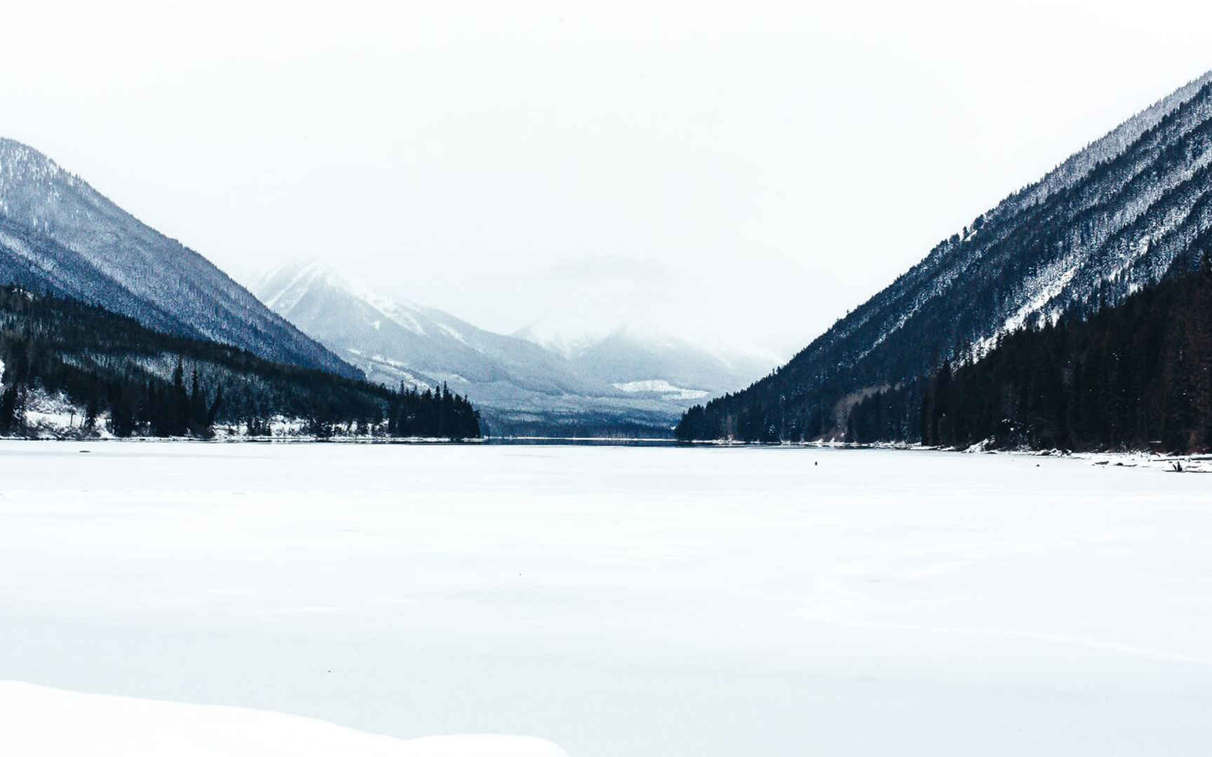 雪山下的冰湖风景电脑壁纸图片