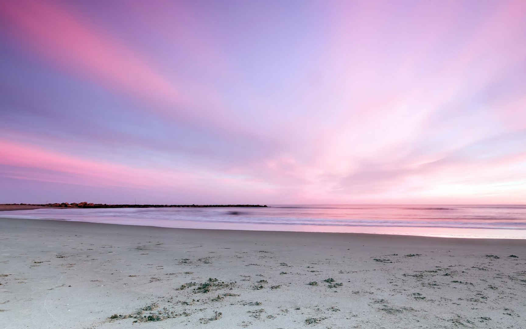 海边沙滩粉红色的彩霞电脑壁纸