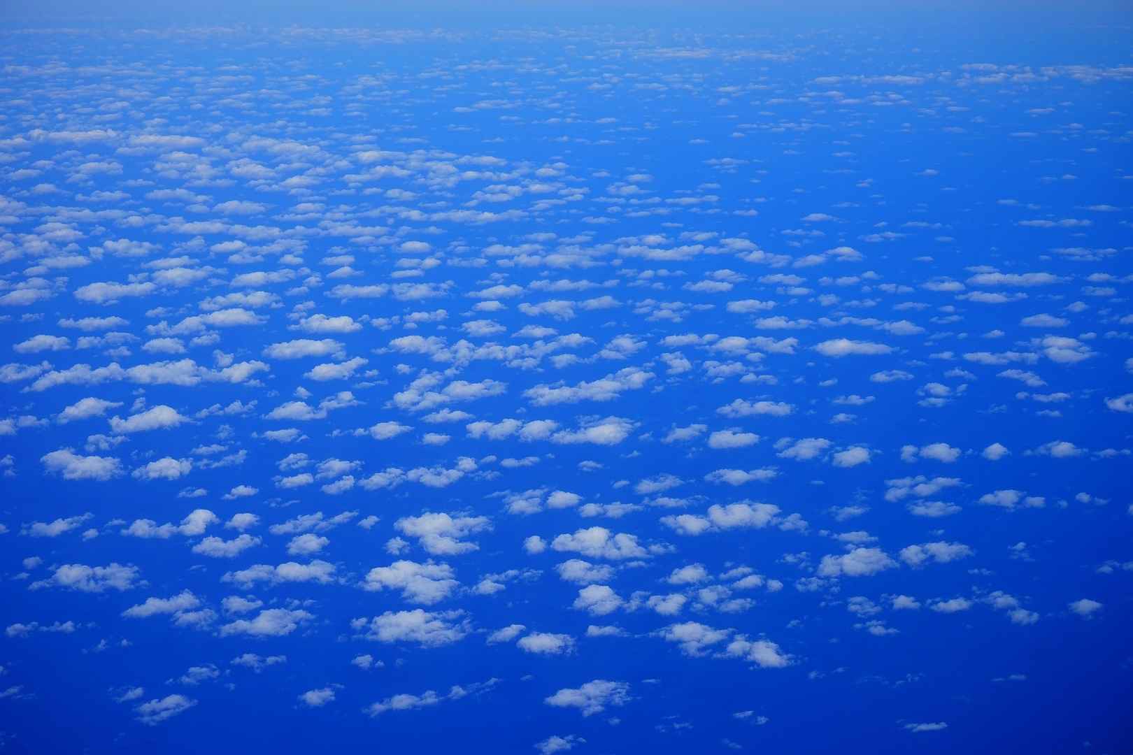 飞机上拍摄的蓝天白云