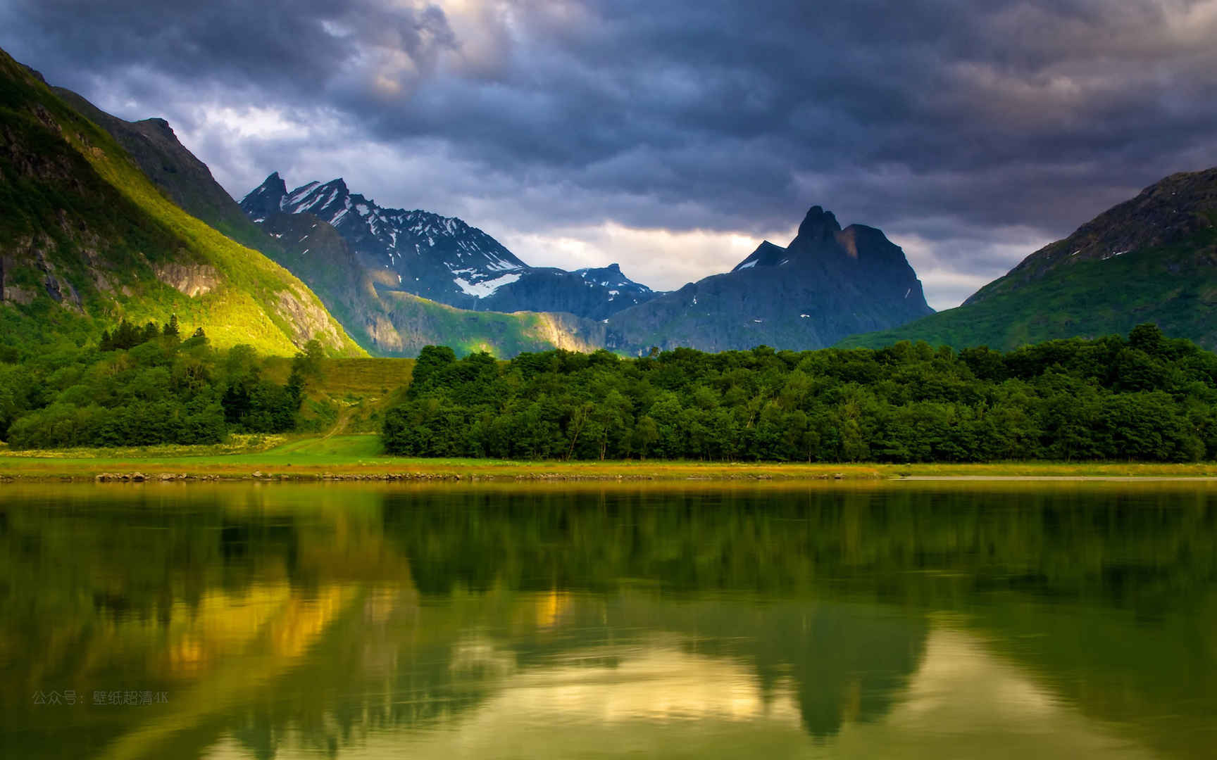 大自然灰蒙蒙的天空翠绿的湖景壁纸图片