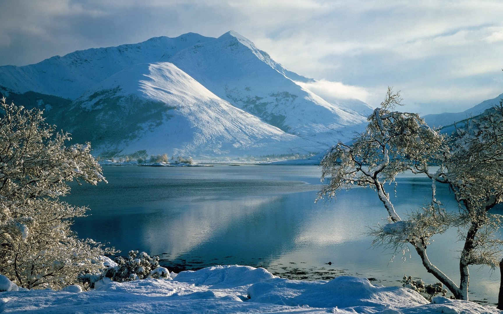 雪后的山湖泊树木高清电脑壁纸图片