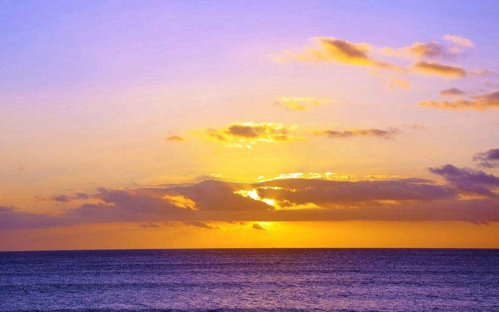 波光粼粼海面上的夕阳电脑壁纸