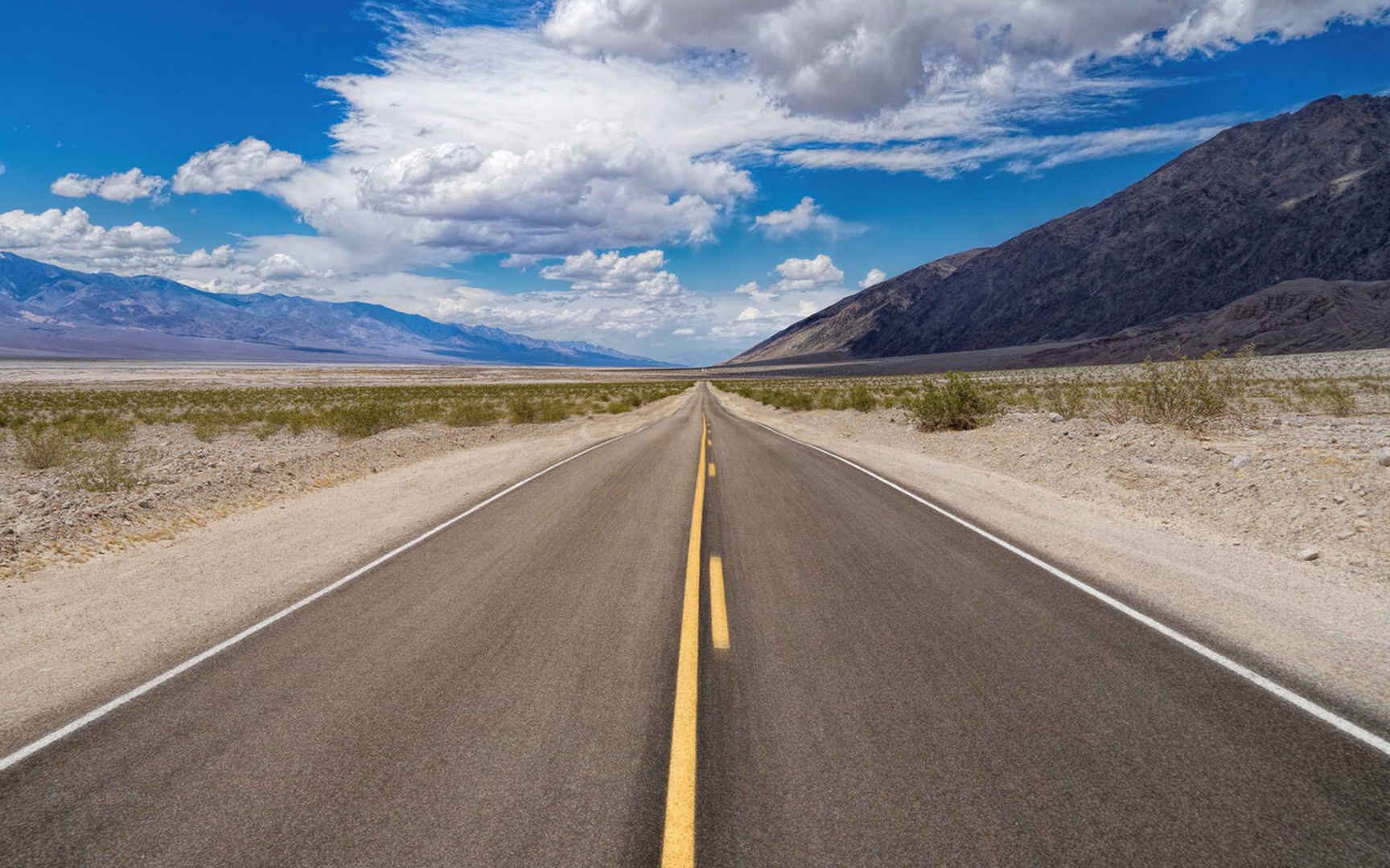 荒漠上的高速公路风景电脑壁纸