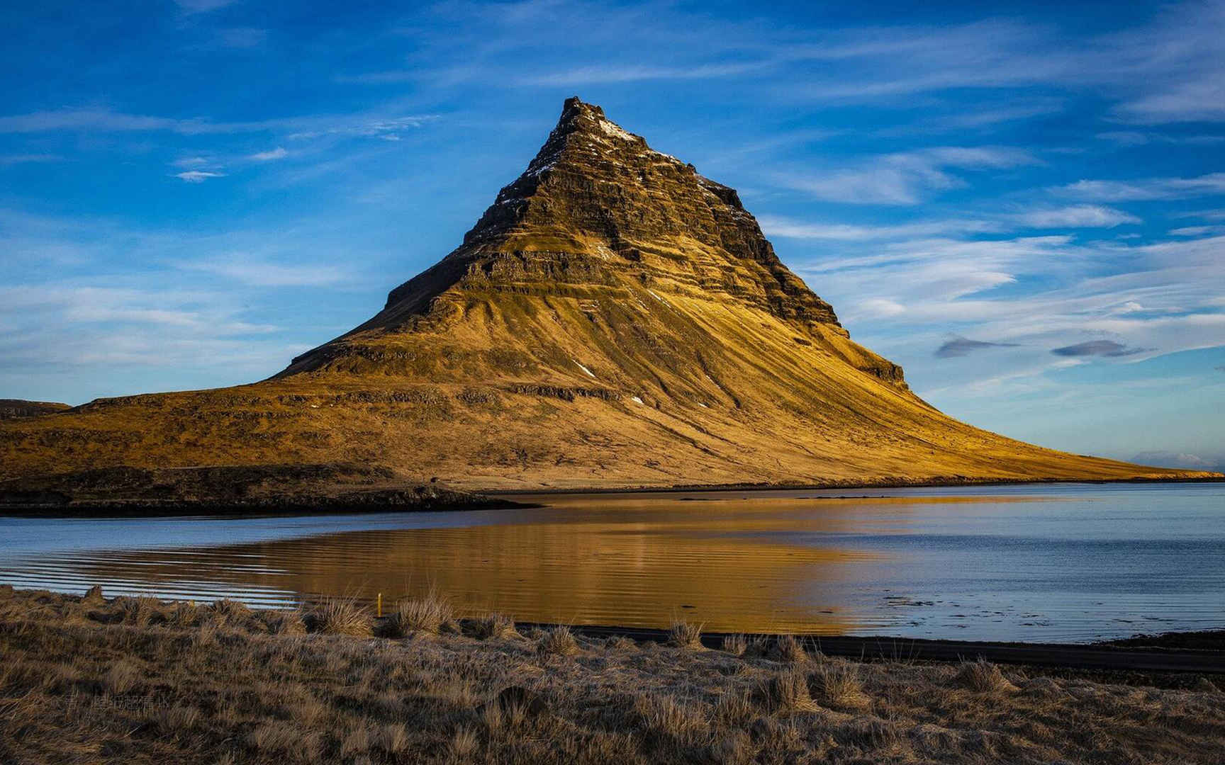 冰岛上火山岩岛屿电脑壁纸图片
