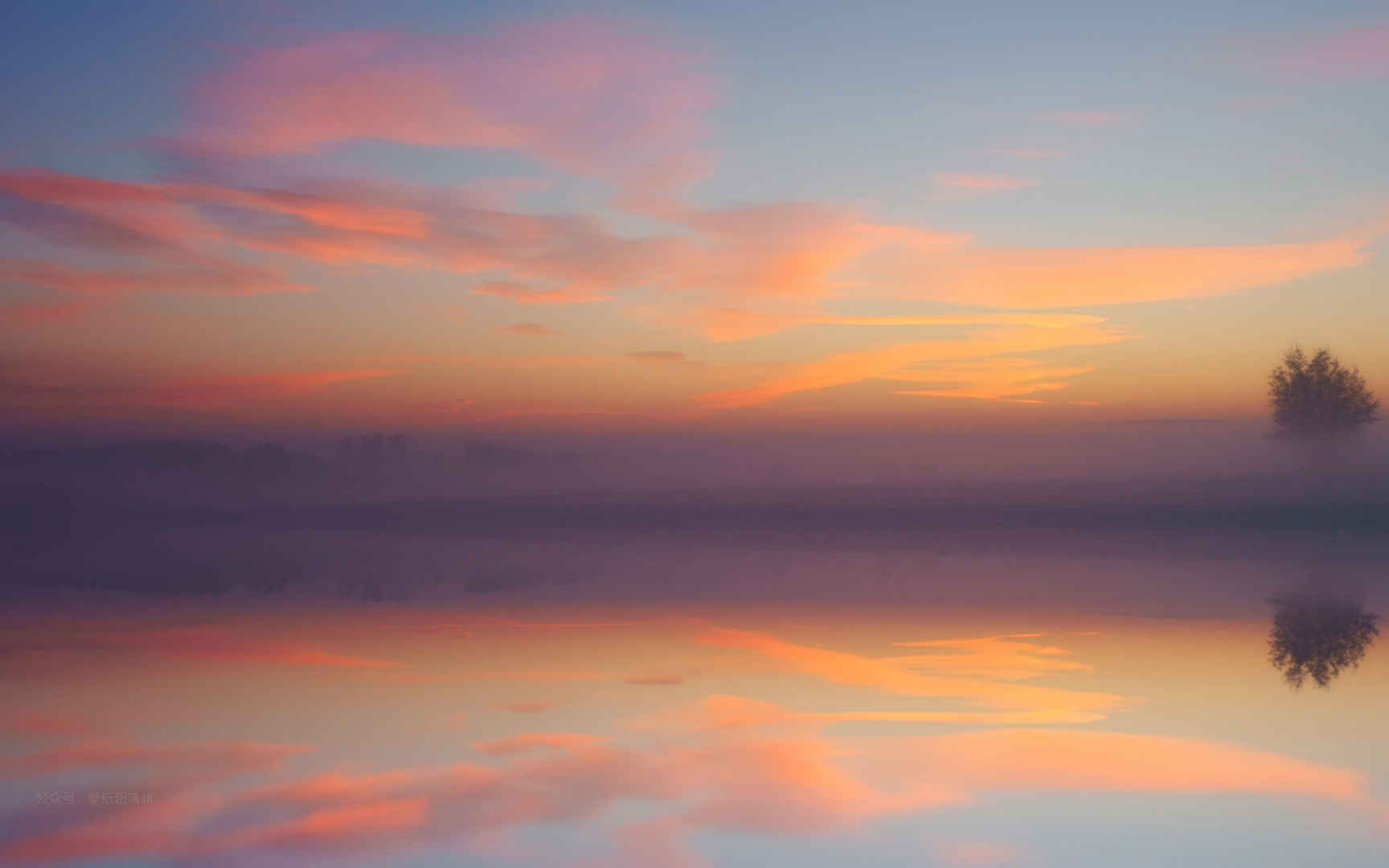 湖泊上美丽的天空彩云电脑壁纸-
