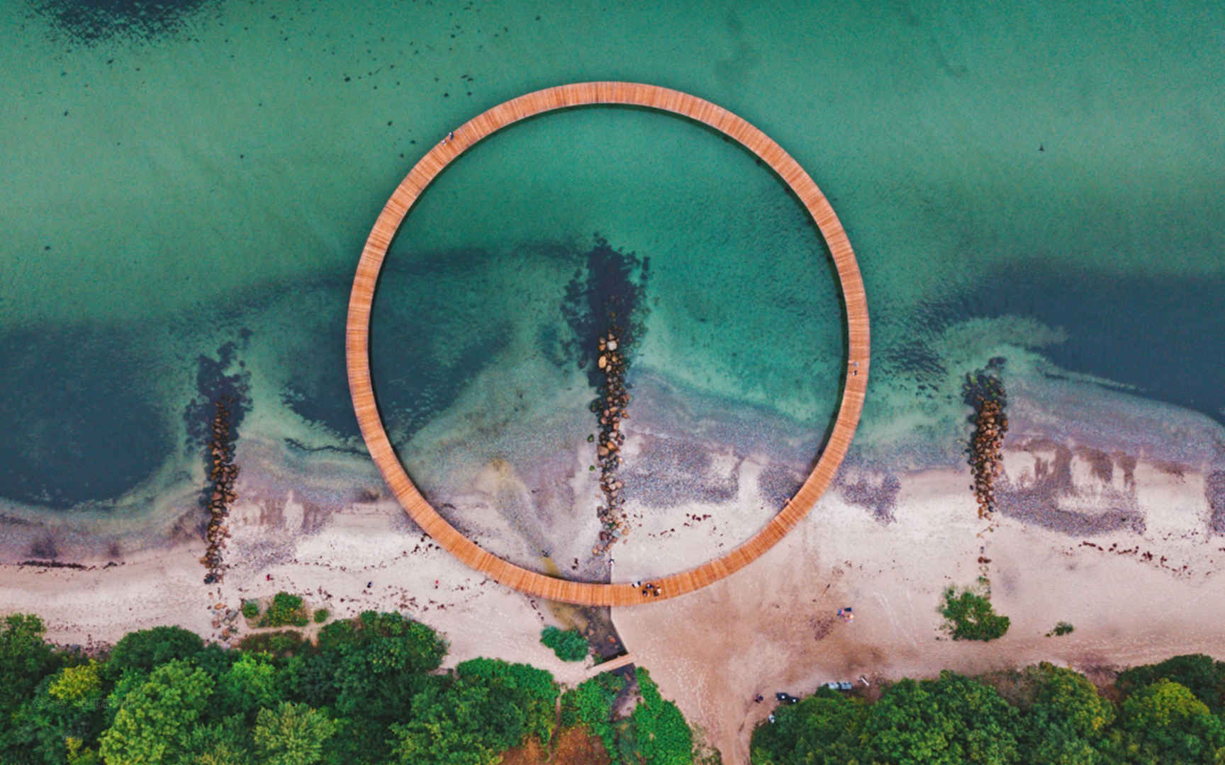 大海海边的圆形桥风景电脑壁纸