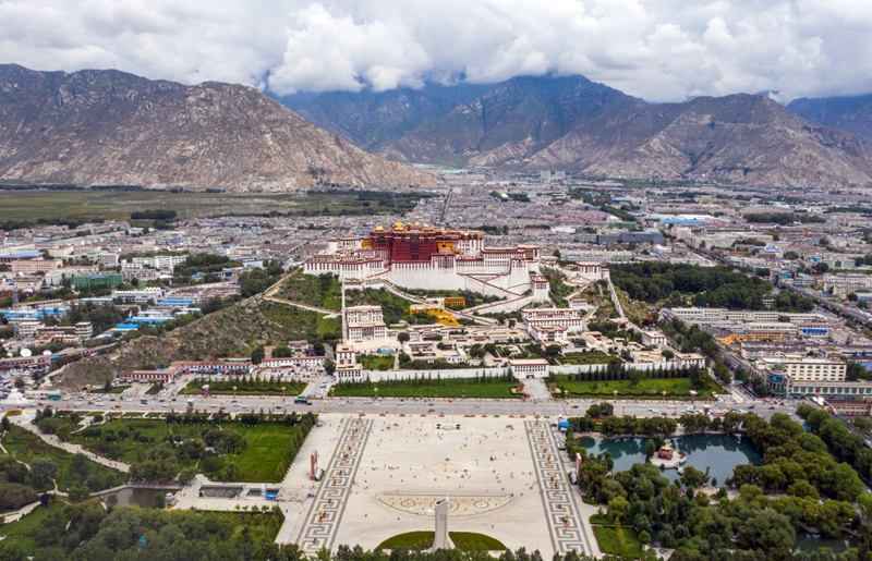 国家历史文化名城西藏拉萨俯拍风景照片-