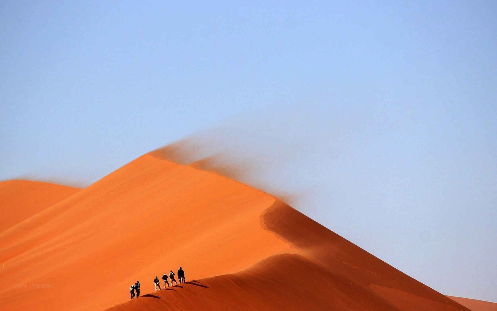 蓝天下沙漠旅人高清电脑壁纸-