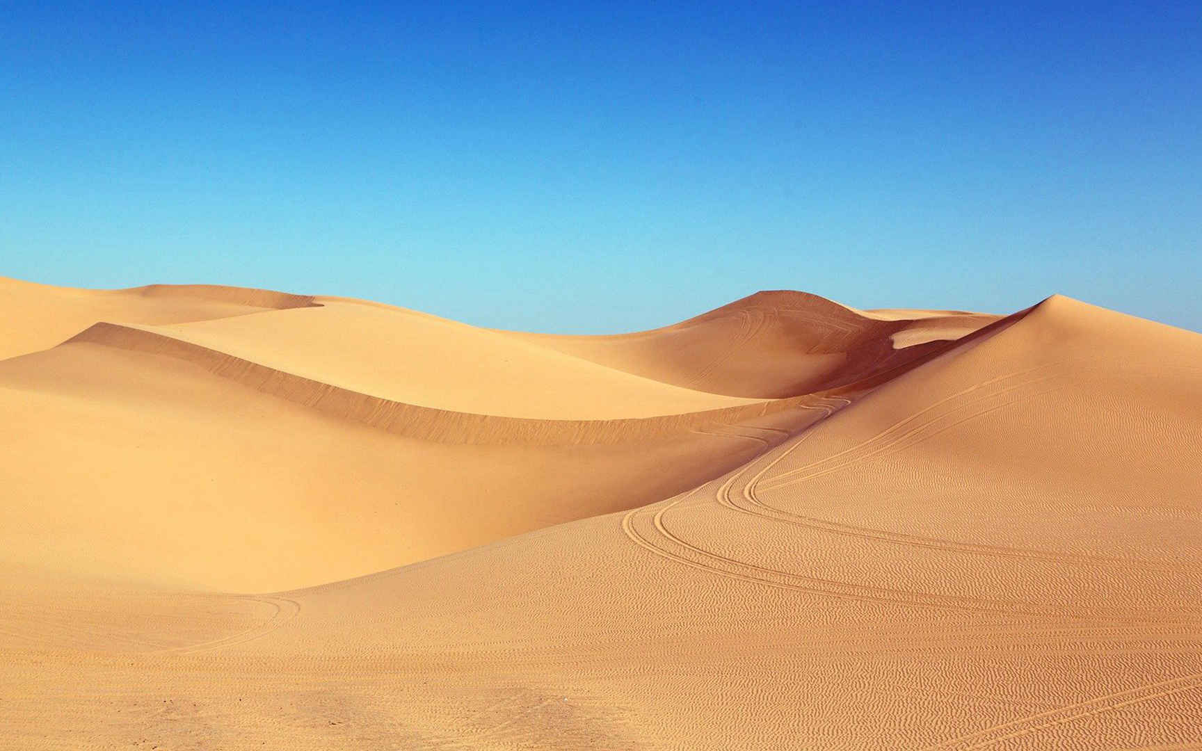 蓝天下的沙漠高清桌面壁纸-