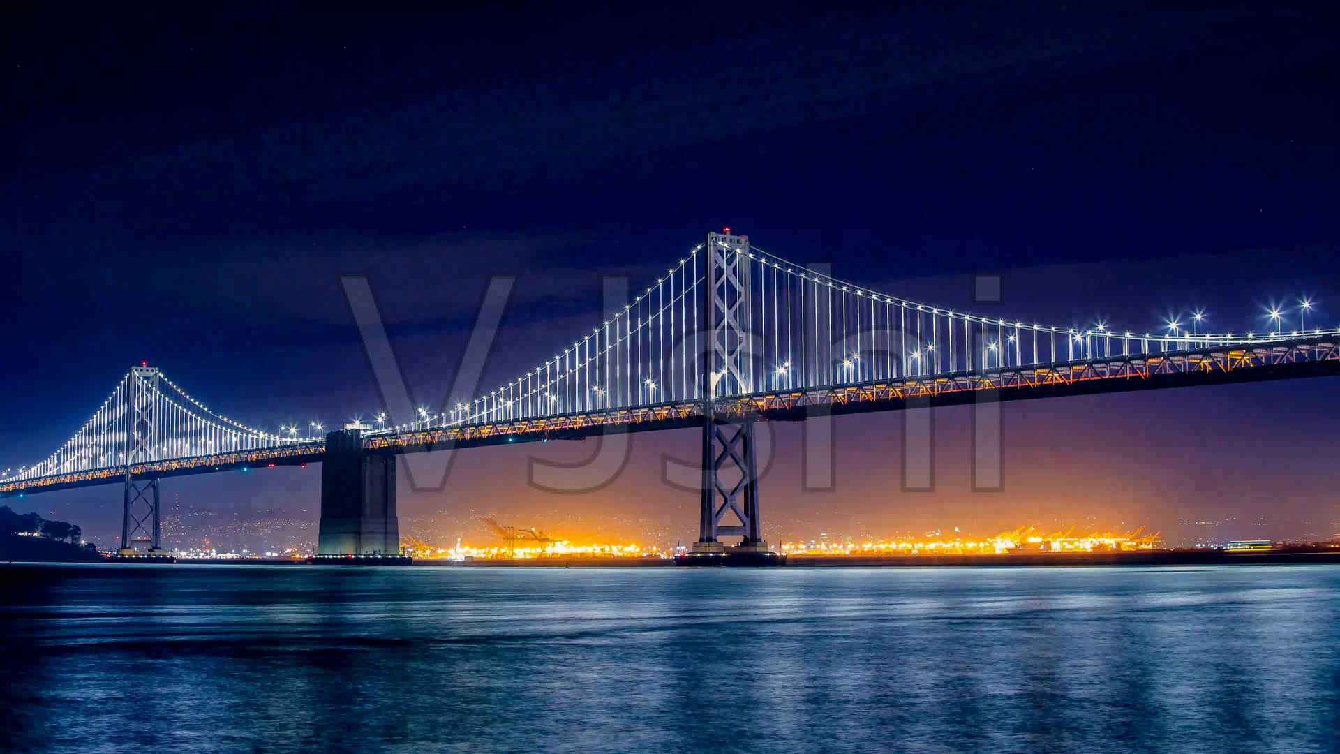 城市宏伟壮观的大桥夜景-