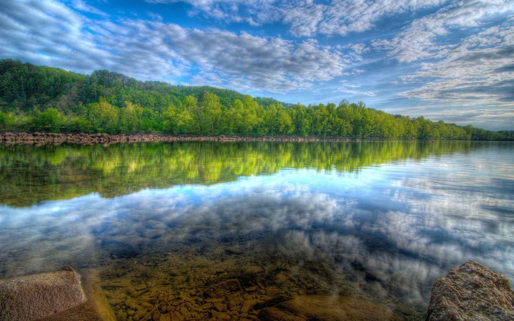 原始森林里如镜面一般的湖泊美景壁纸图片-