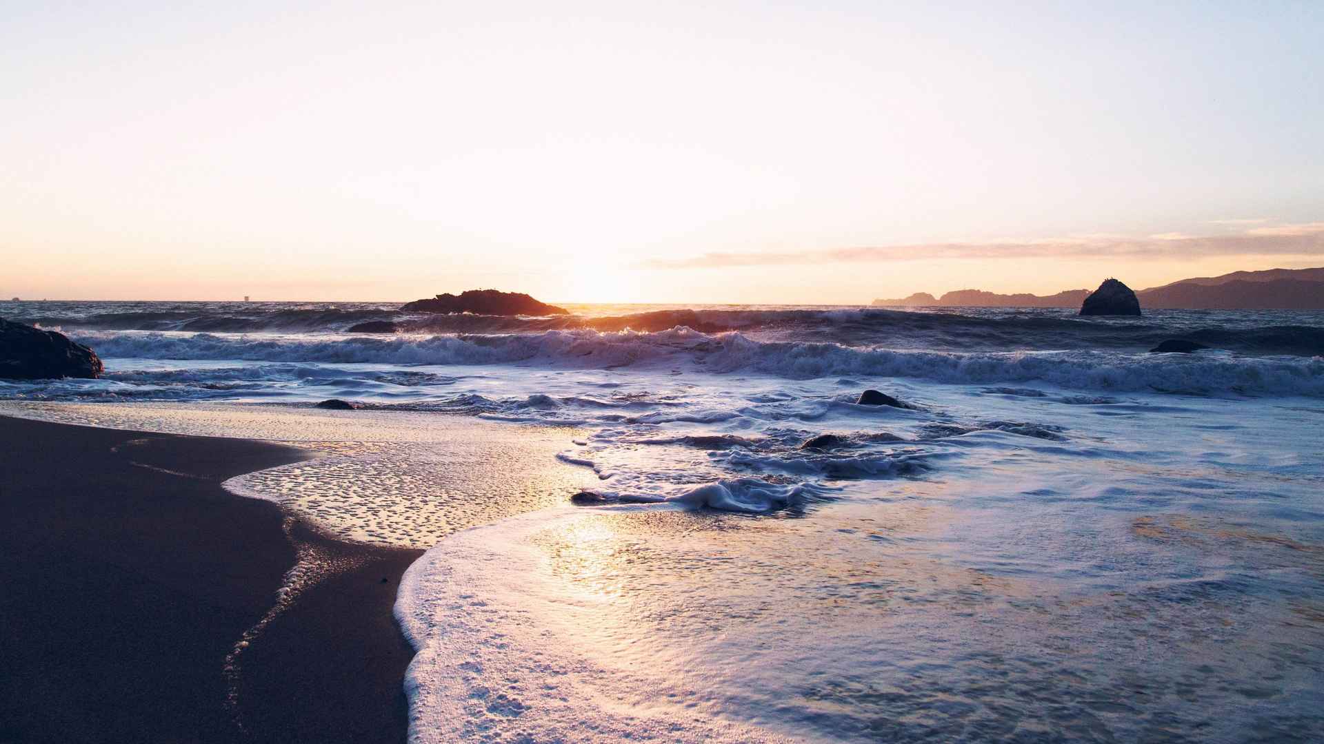 大海沙滩系列超清4K壁纸图片，大浪拍着沙滩上的壁纸图片-