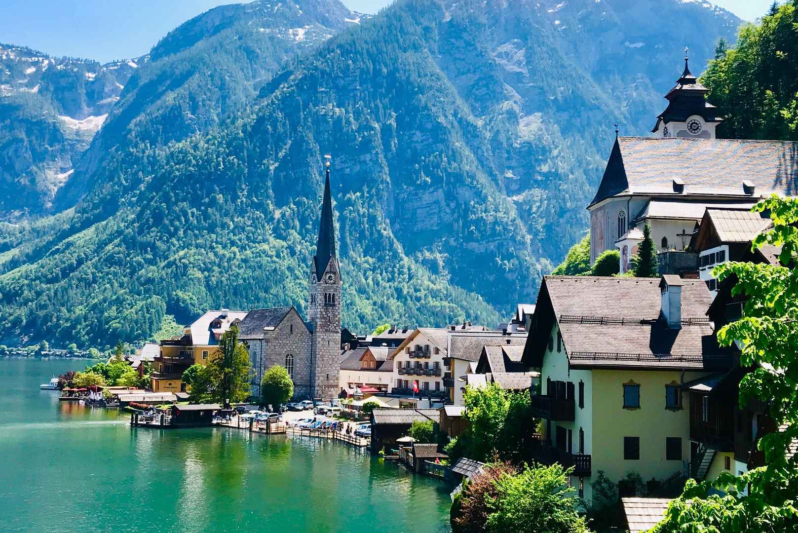 奥地利湖边的美丽小镇哈尔施塔特镇高清2K电脑壁纸-