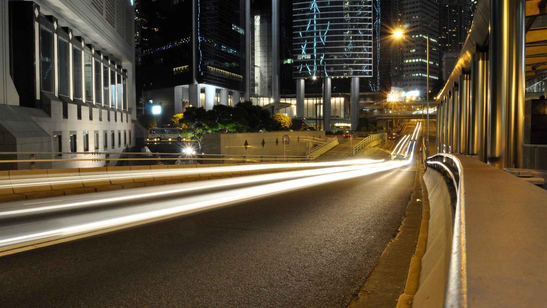 夜晚城市的道路灯光意境电脑壁纸-