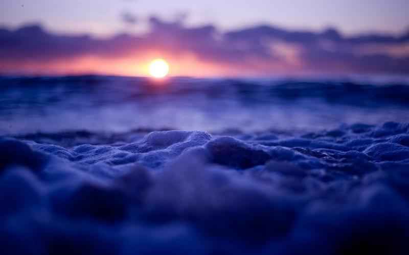 汹涌的海浪加上唯美的海霞夕阳，好美的画面-