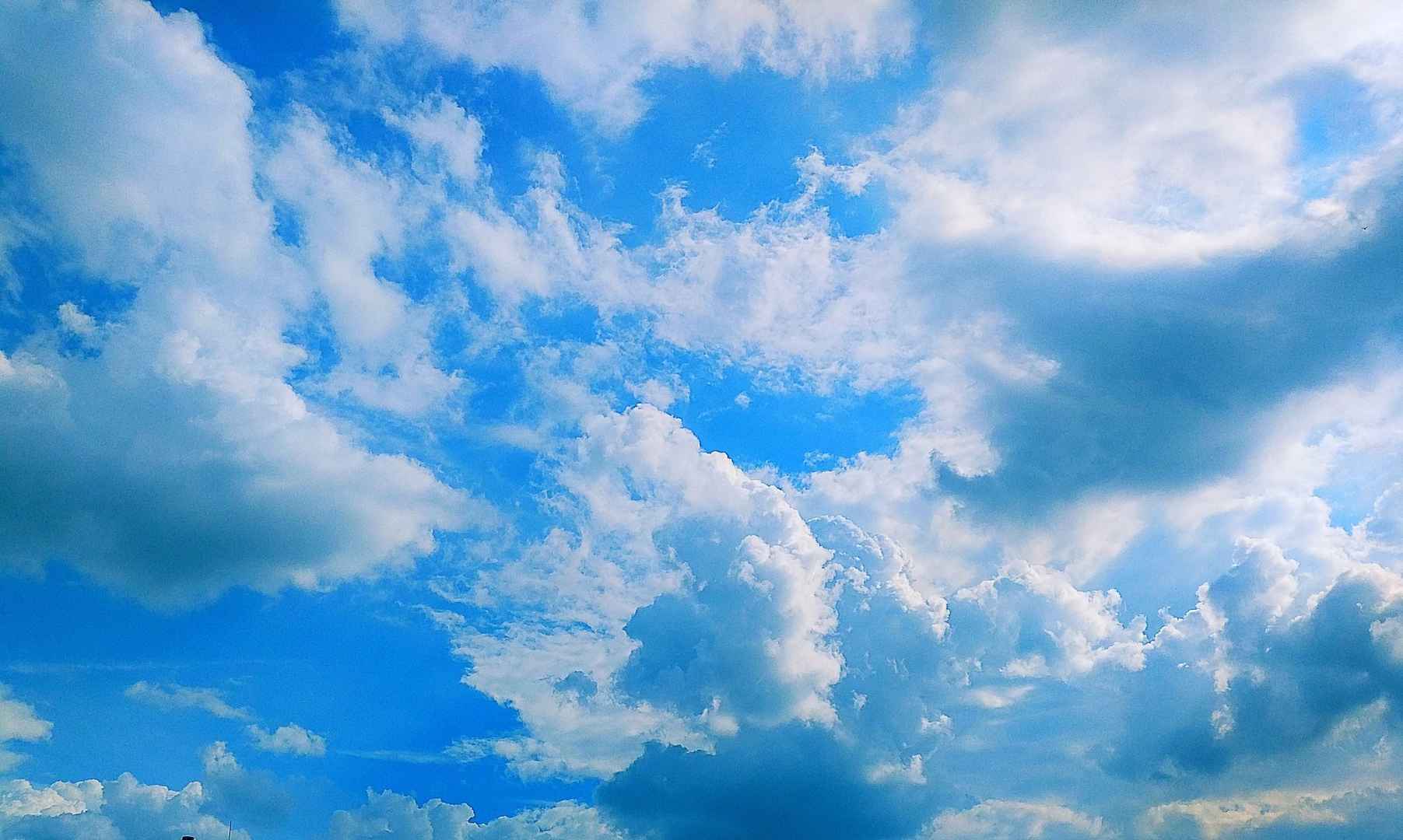 蓝色天空下如海绵的白色云朵桌面壁纸-