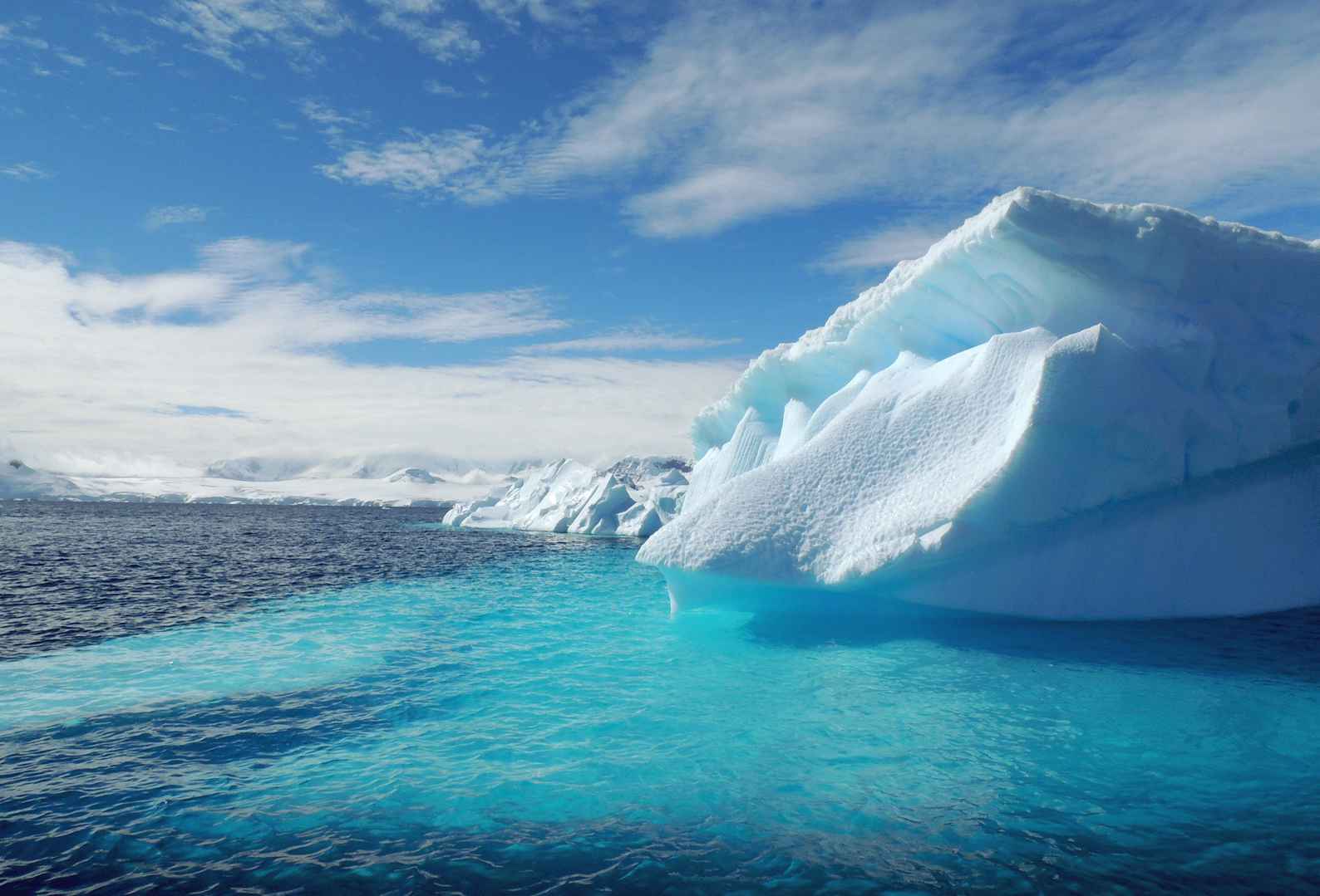 冰河，冰山唯美壁纸，终年严寒的格陵兰岛的海面，冰正在融化美图-