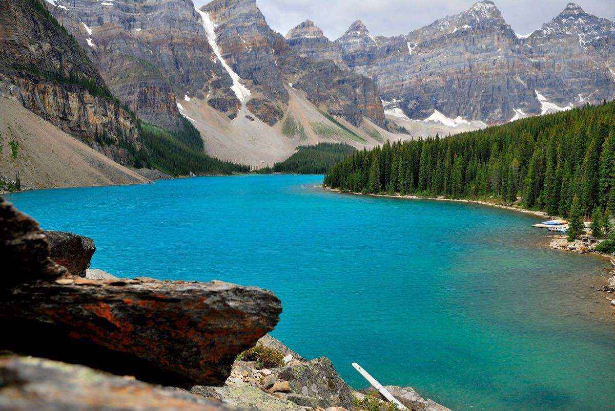 蓝色水面如镜，山水树木交融，加拿大唯美自然风景莫兰湖景色壁纸图片-