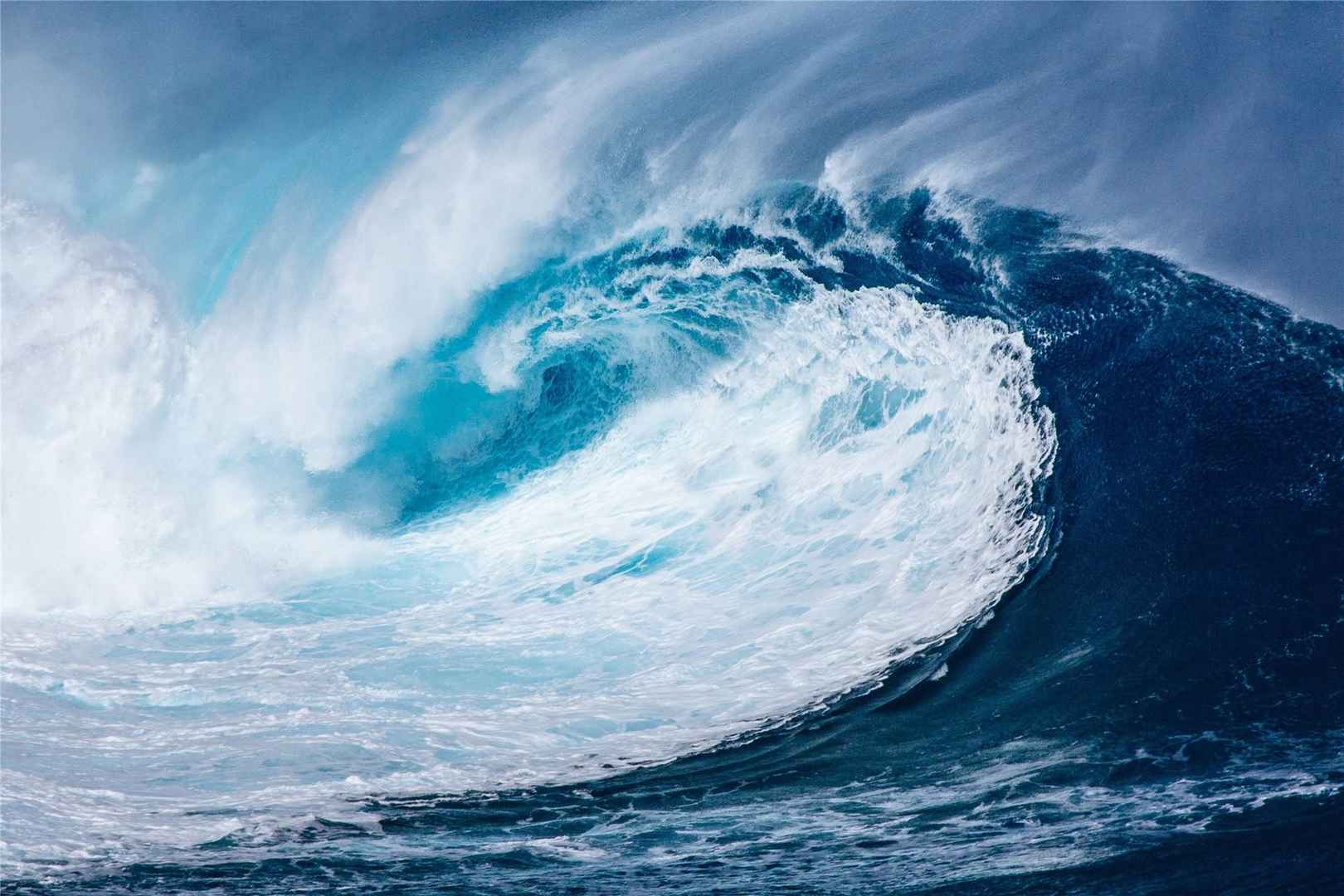 波光粼粼，波澜壮阔的蓝色大海，海洋超美风光桌面壁纸图片-