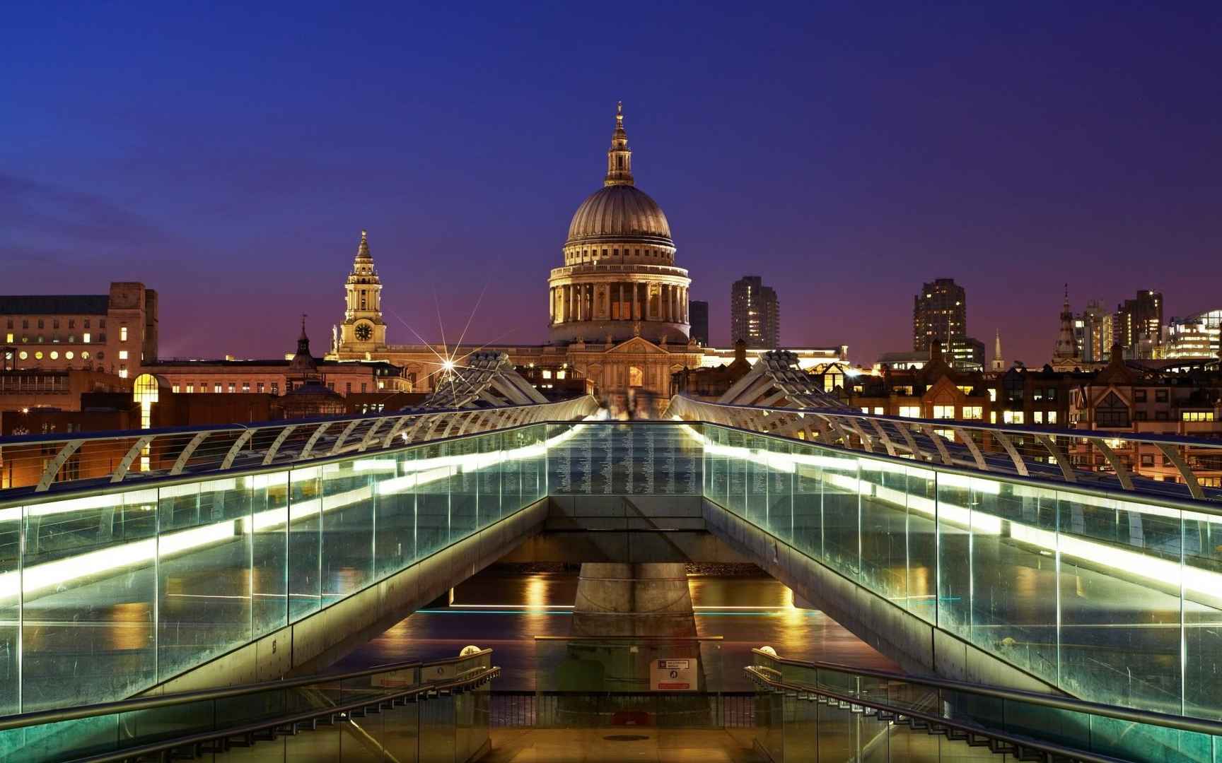 英国伦敦千禧桥夜景，以圣保罗大教堂为背景的千禧桥唯美壁纸图片-