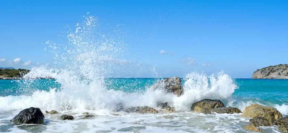 海水冲击海岸时激起的浪花，气势磅礴的大海，海浪，浪花高清9月日历壁纸-