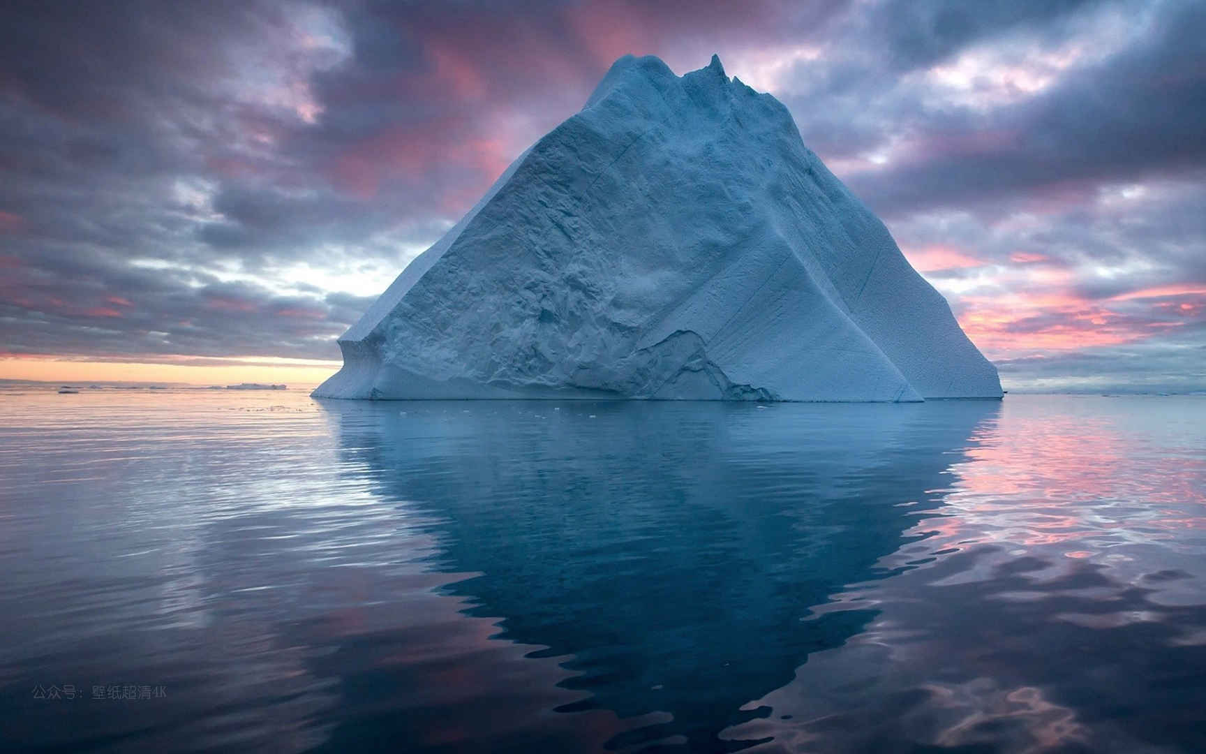 冬天湖面上的三角形冰山电脑壁纸