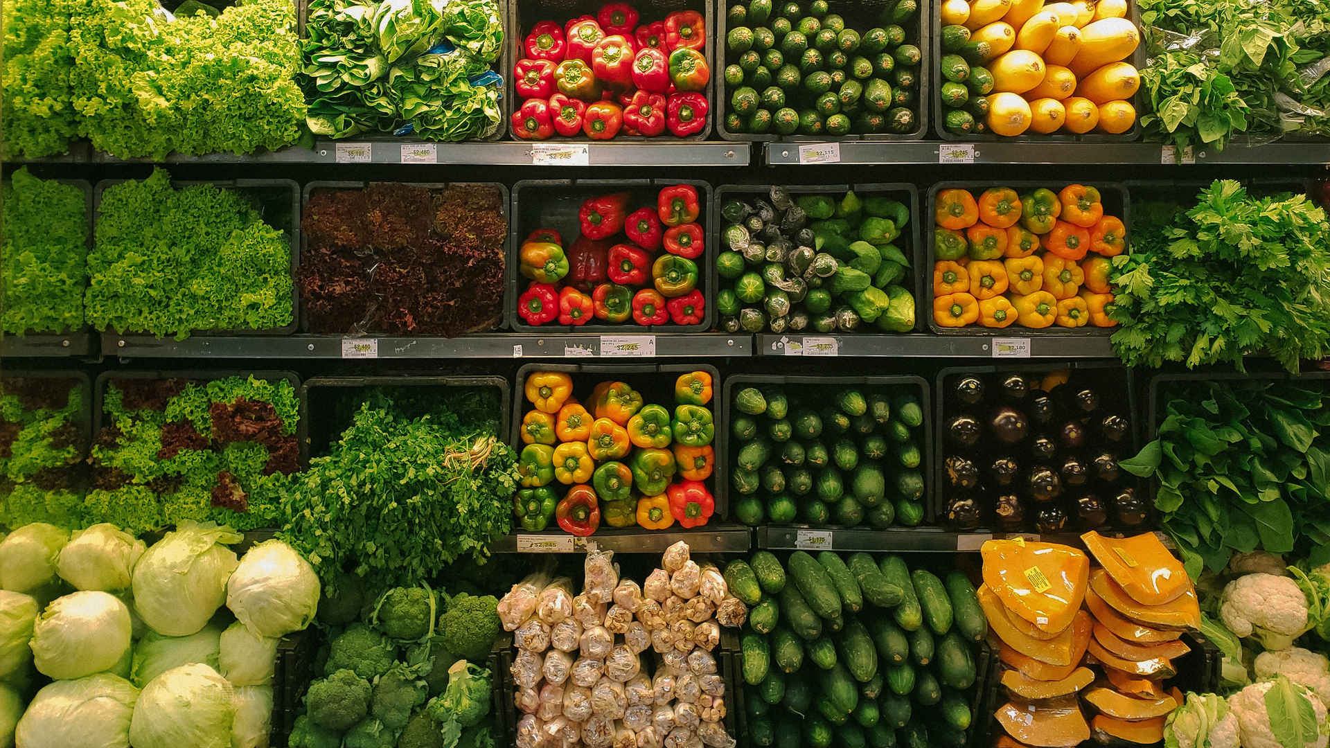 超市货架上的蔬菜水果图片