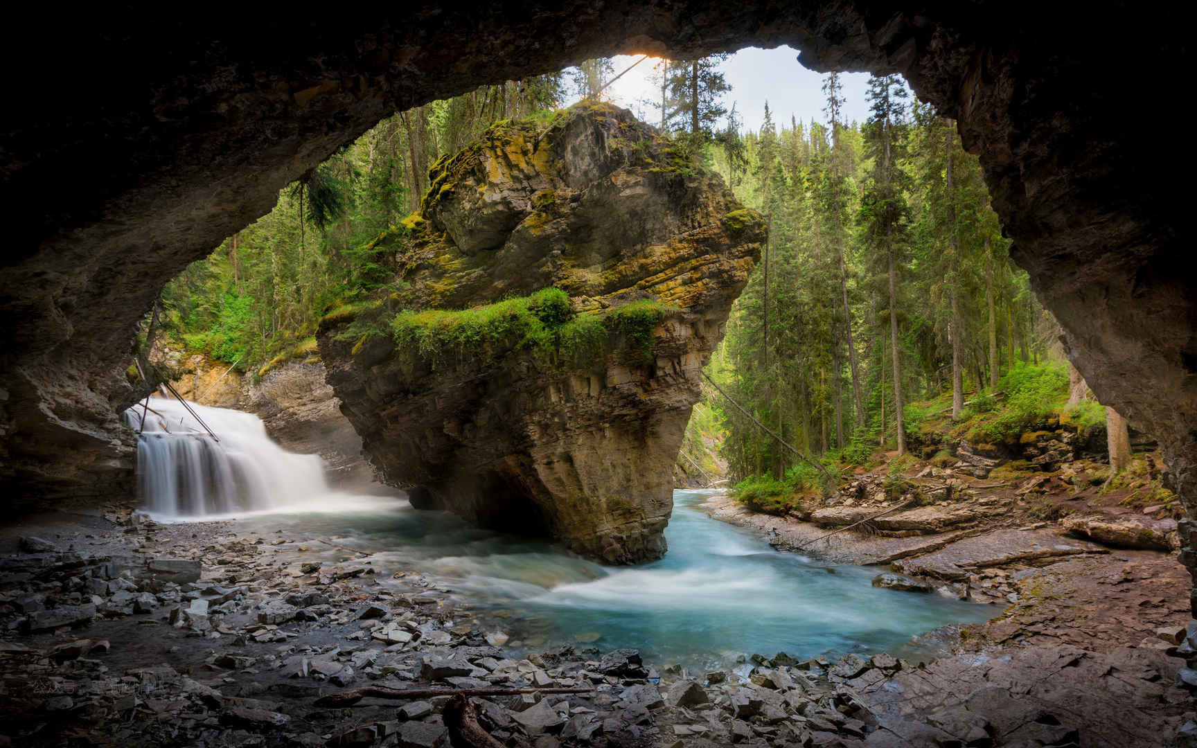 自然岩石洞穴小瀑布壁纸-