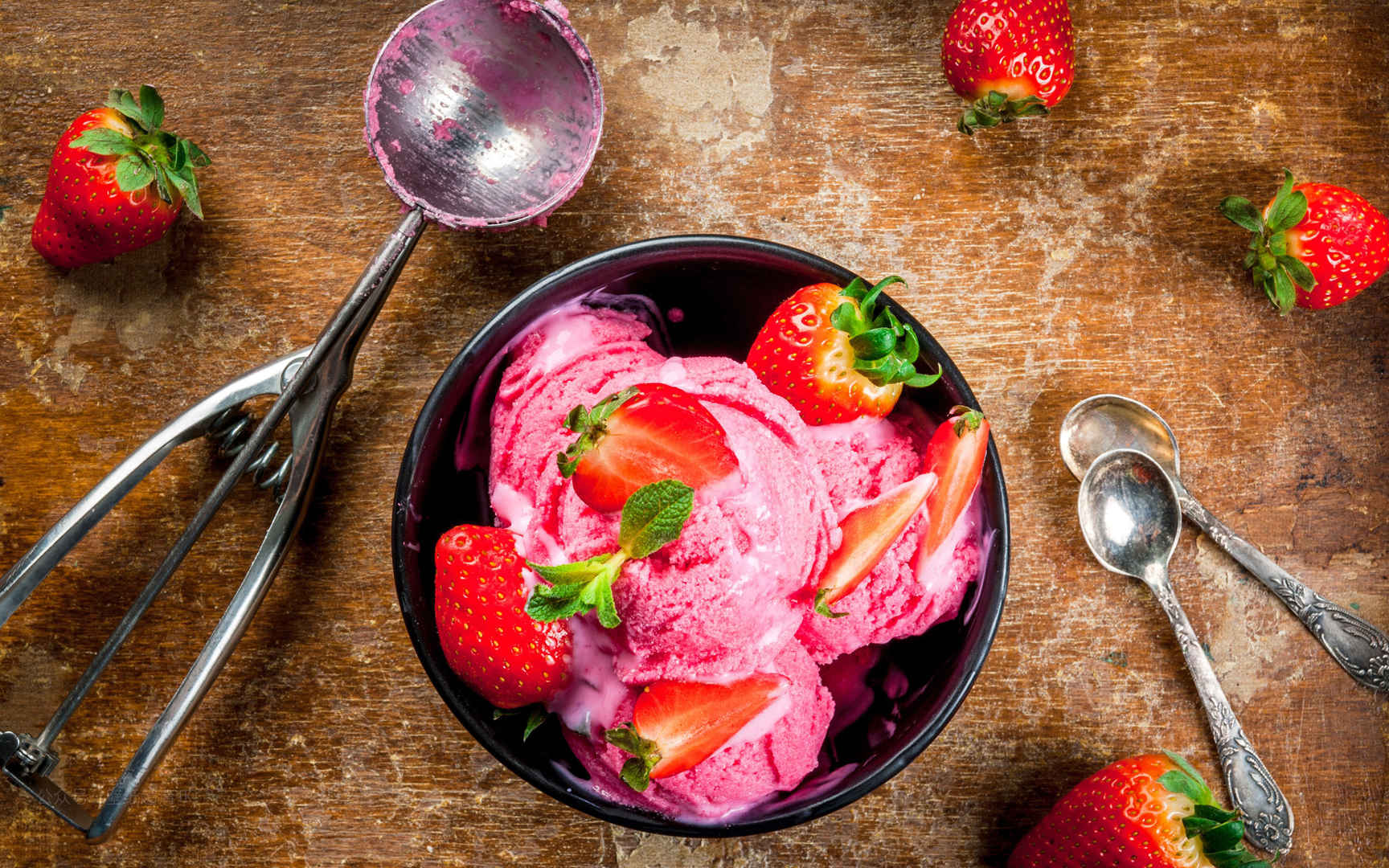 粉红色草莓冰淇淋图片-