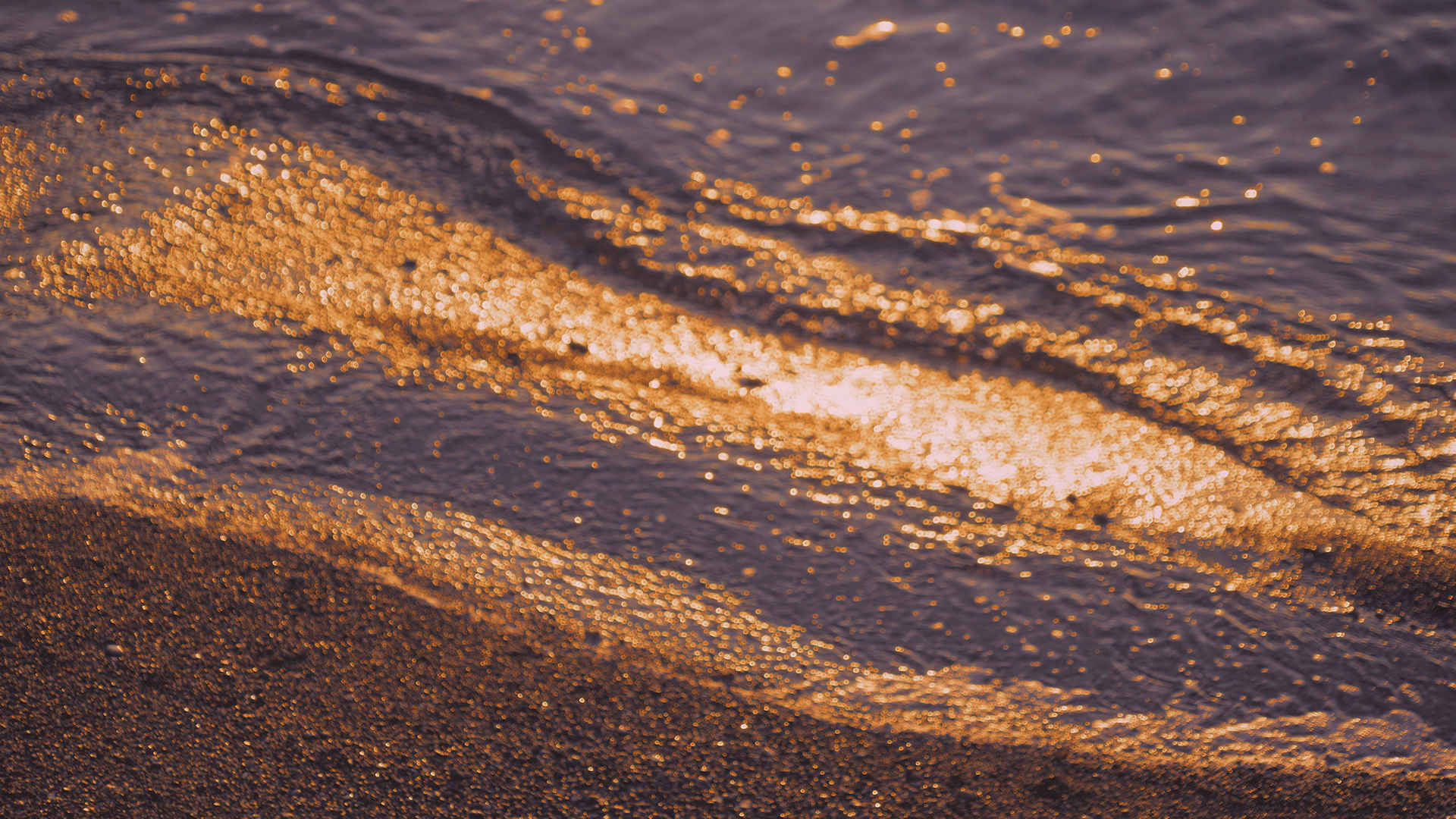 波光粼粼的湖泊海洋图片