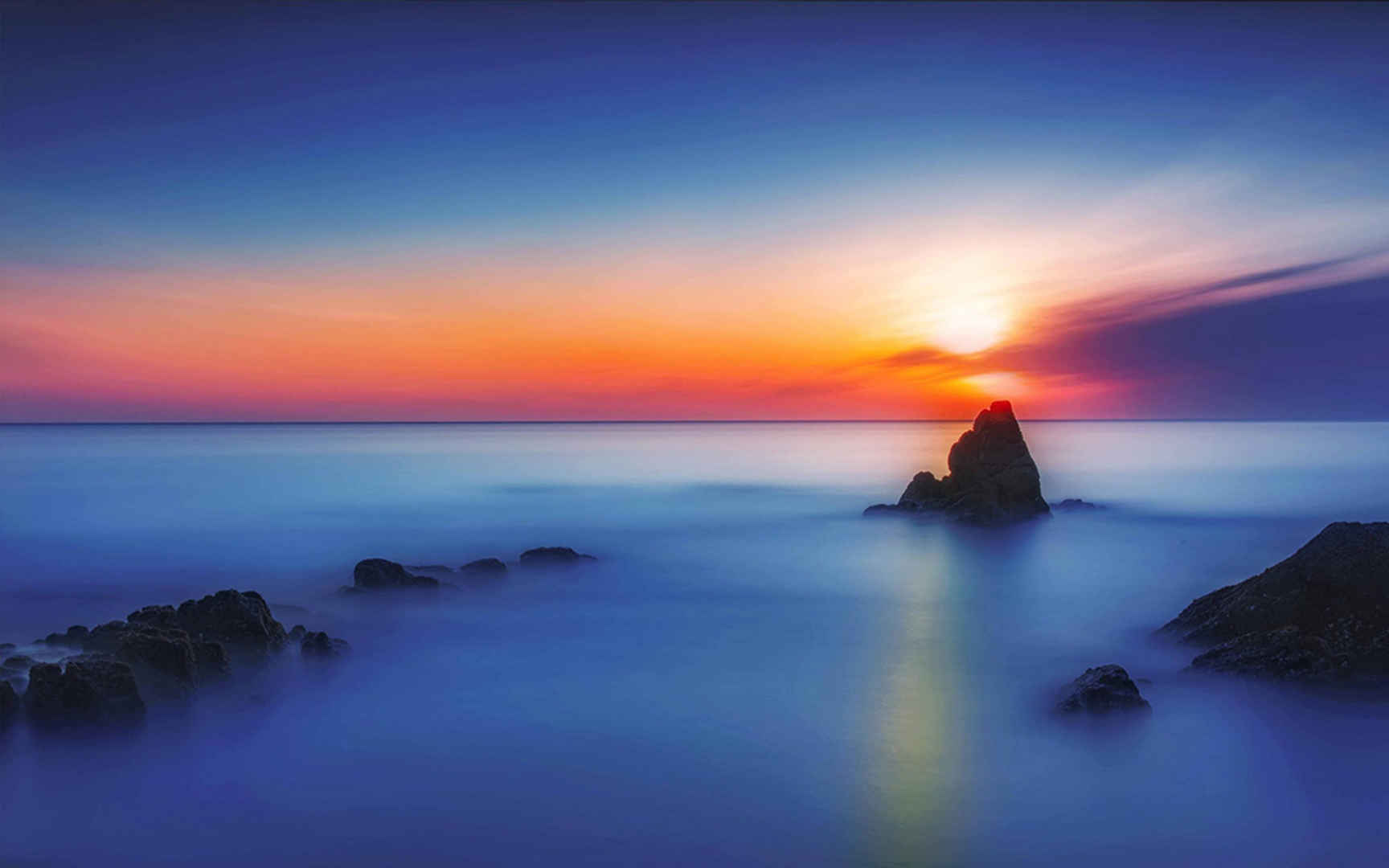 落日下紫色的大海图片-