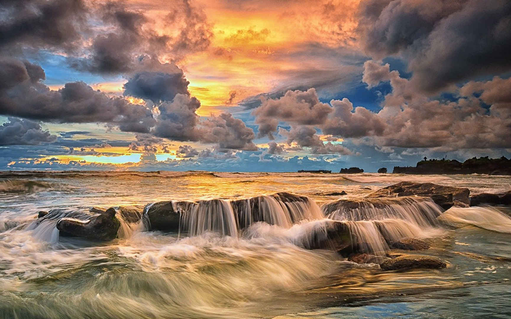 印度尼西亚壮观的小瀑布壁纸图片