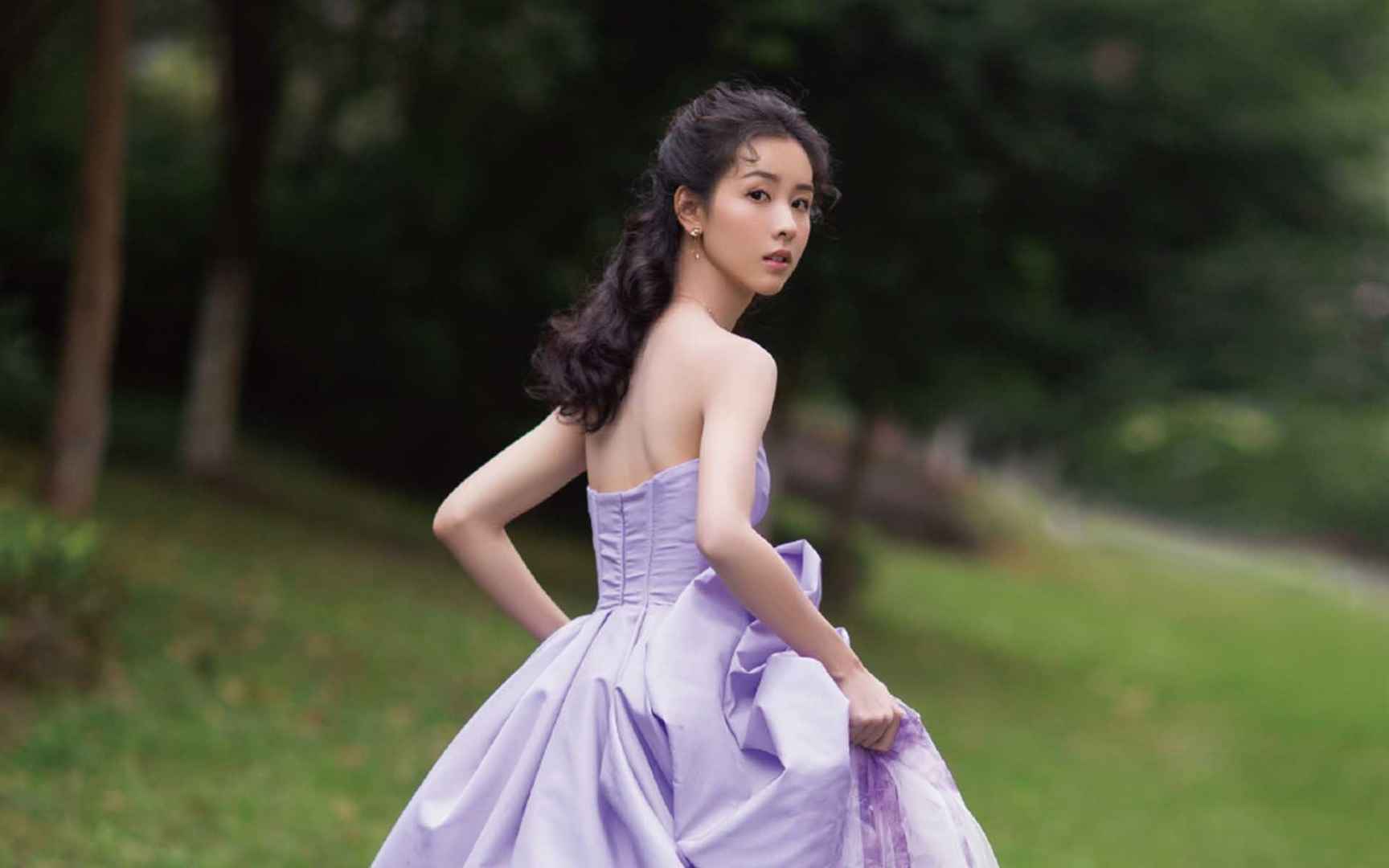陈都灵紫色长裙可爱高清图片