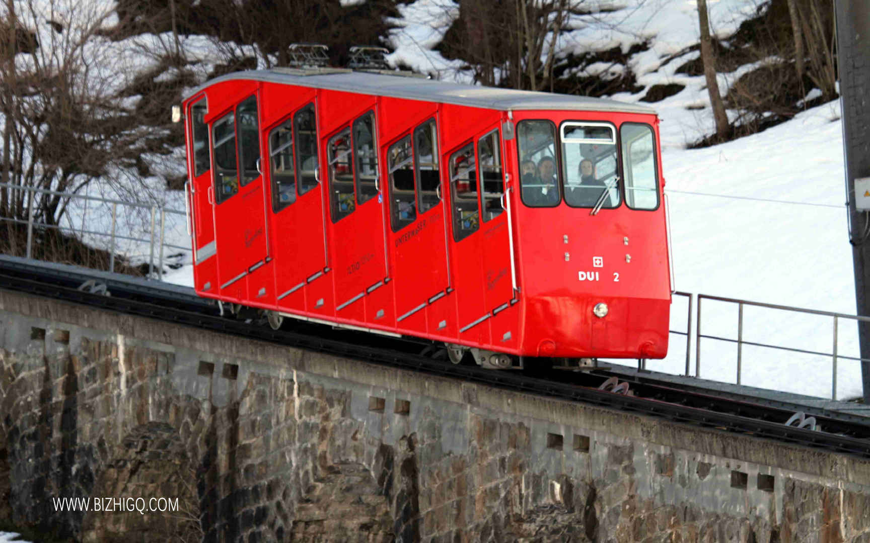 瑞士齿轨登山列车风光电脑壁纸