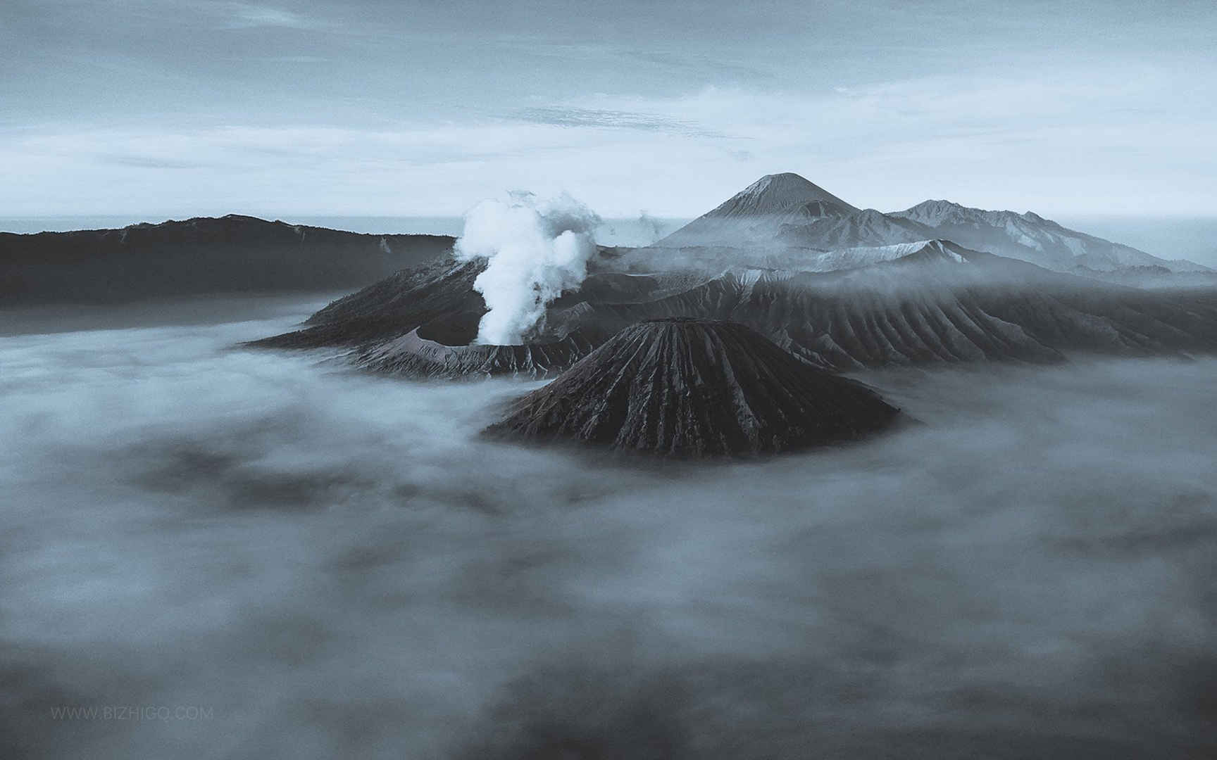 航拍火山云雾高清桌面壁纸图片