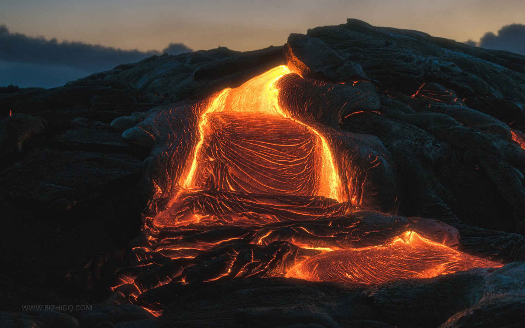 自然风光火山岩浆桌面壁纸图片