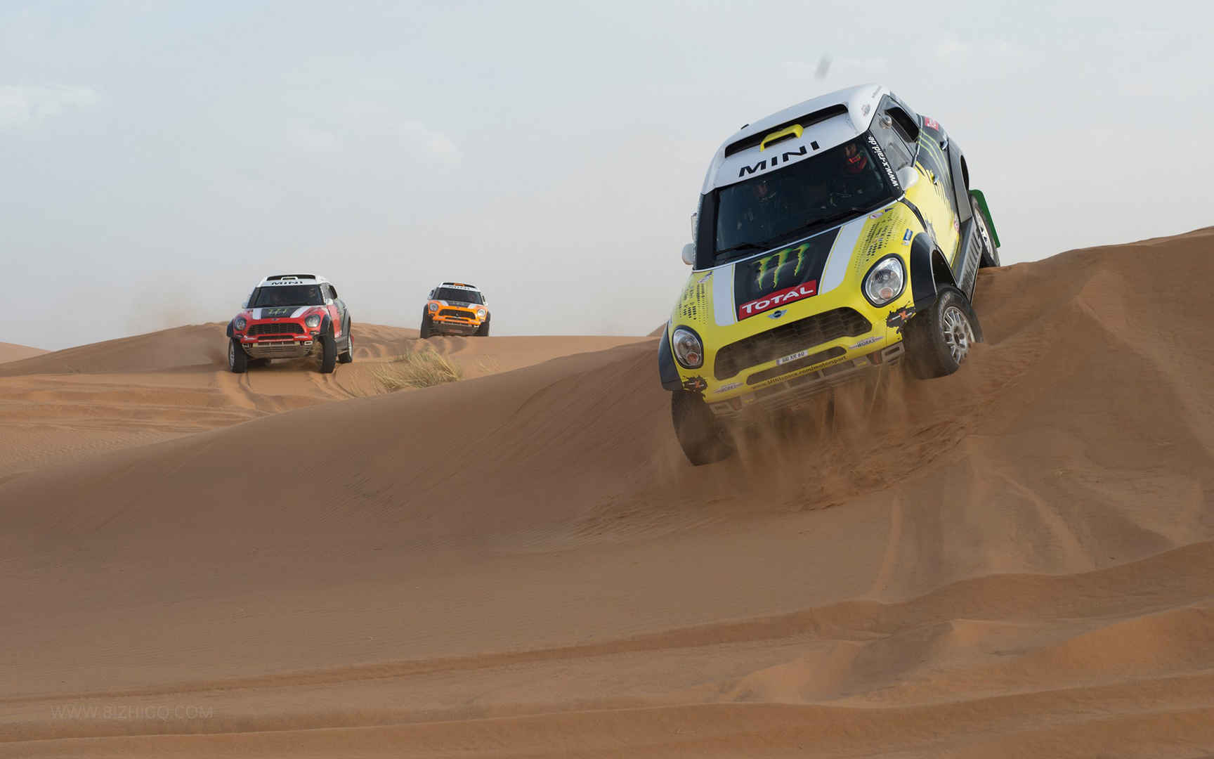 沙漠里激情的赛车高清桌面壁纸图片