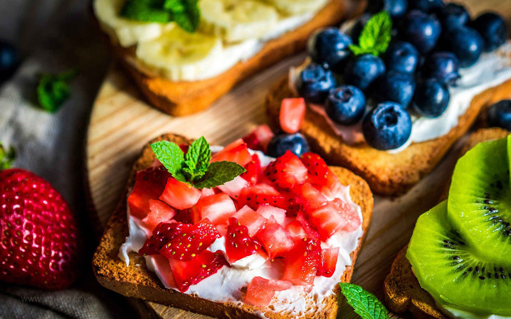 草莓蓝莓面包西餐美食桌面壁纸图片