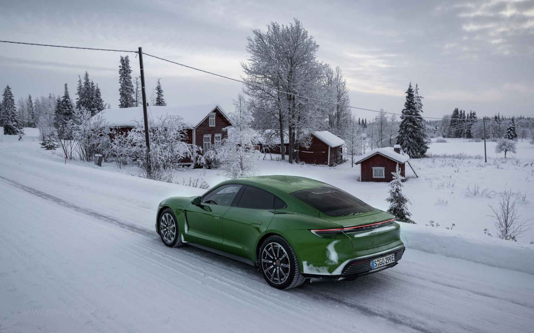 雪地里一抹墨绿色汽车电脑壁纸