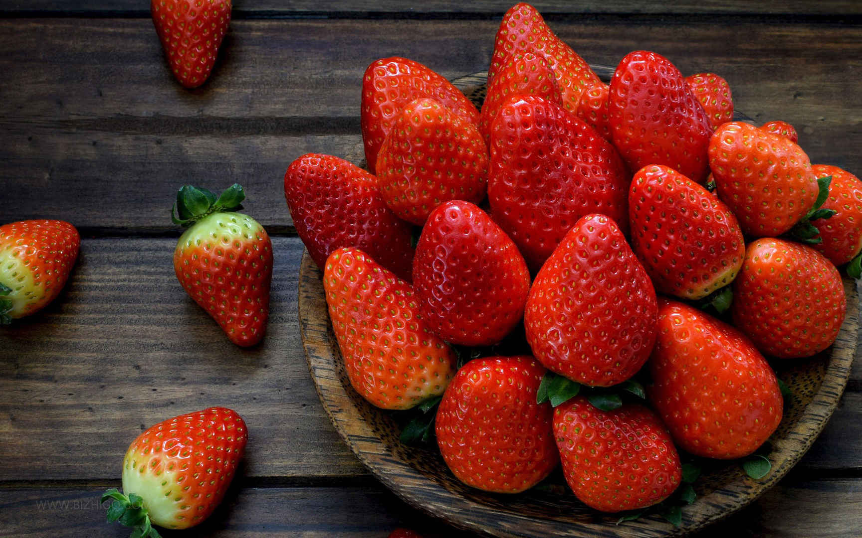 鲜嫩欲滴的草莓高清壁纸图片